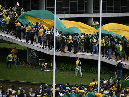 Manifestantes contra los resultados electorales y el Gobierno del presidente Lula da Silva invaden el Congreso Nacional, el Supremo Tribunal Federal y el palacio del Planalto en Brasilia, el domingo 8.