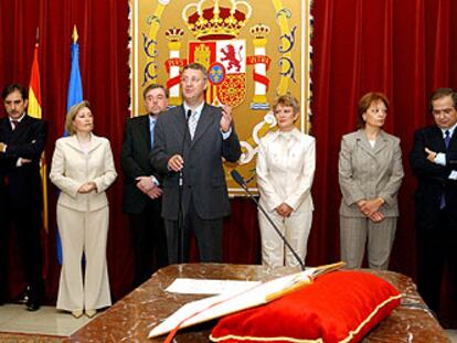 Jesús Caldera preside la toma de posesión de su equipo; junto a él, a la izquierda, Amparo Valcarce.