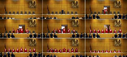 Imágenes de los jueces del Tribunal Constitucional alemán, en Karlsruhe, durante la lectura del veredicto sobre la ilegalización del partido NPD