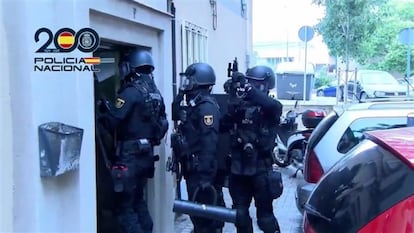 La Policía Nacional durante uno de los registros por ciberestafas en Sabadell (Barcelona).