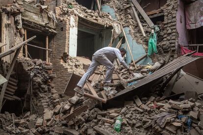 Un hombre busca supervivientes en la localidad de Bhaktapur, en Nepal.