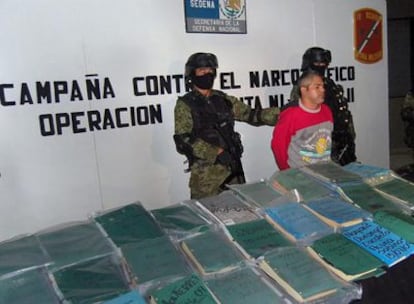 Carlos Adrián Martínez Muñiz, <i>El Borrado</i>, presunto jefe mafioso, tras su detención en Monterrey (México).