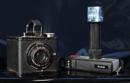 Dos de las cámaras de Kodak con más éxito: la Brownie Special Six-20, vendida entre 1938-1942 por cuatro dólares, y la Pocket Instamatic 20, que costaba 28 dólares en 1972.