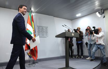 El lehendakari, Imanol Pradales, tras la reunión con el presidente del Gobierno, Pedro Sánchez, en Moncloa.