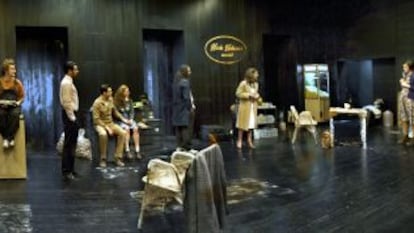 Un assaig de 'Somni americà', al Teatre Lliure, amb els 11 actors en escena.