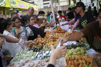 Uno de los mercados de Jakarta, en Indonesia, lleno de gente preparando el los primeros días de ramadán.