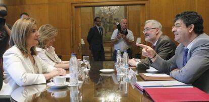 La ministra Fátima Báñez en su reunión con el vicepresidente andaluz, Diego Valderas y el consejero de Economía, Antonio Ávila.