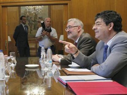 La ministra Fátima Báñez en su reunión con el vicepresidente andaluz, Diego Valderas y el consejero de Economía, Antonio Ávila.