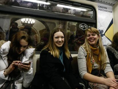 J&oacute;venes rusas viajan en el metro de Mosc&uacute;, el pasado 24 de marzo.
