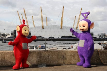 Po y Tinky Winky (a la derecha), dos de los 'Teletubbies' con el edificio O2 Arena de Londres al fondo.