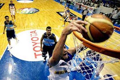 Darko Milicic, de la selección de Serbia y Montenegro, realiza un mate contra Argentina.