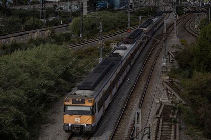 Un tren de Rodalies en las proximidades de El Papiol, el 18 de octubre.