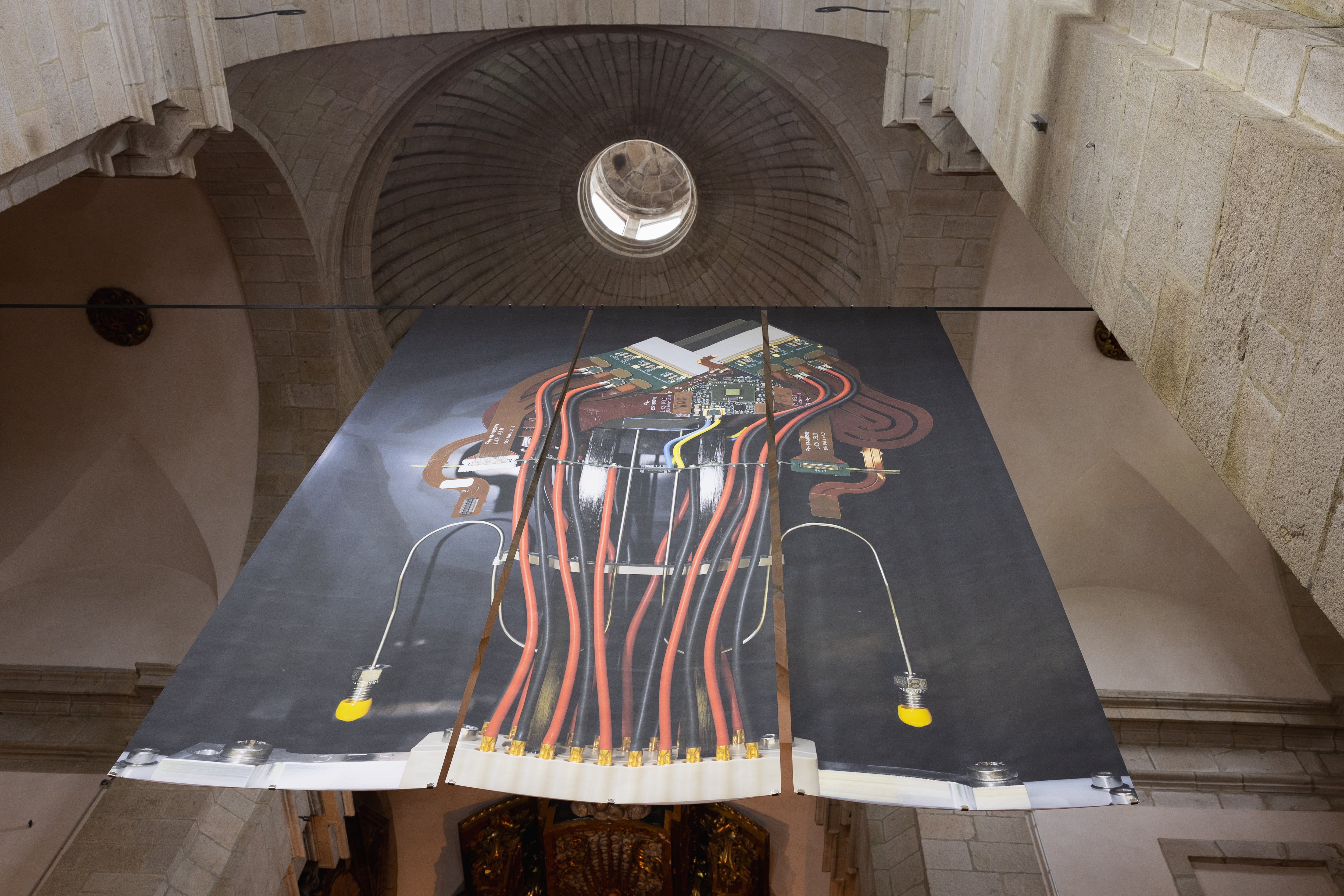 Éxtasis y eurekas: la acertada fusión de arte y tecnología de Armin Linke en una iglesia de Santiago de Compostela
