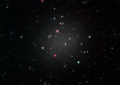 Reconstrucción de la galaxia difusa NGC1052-DF2