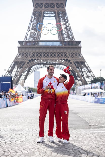 Álvaro Martín y Marta Pérez posan frente a la torre Eiffel.