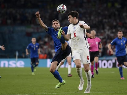 El italiano Domenico Berardi, a la izquierda, y el inglés Harry Maguire luchan por el balón durante la final de la Eurocopa 2020 en Wembley.