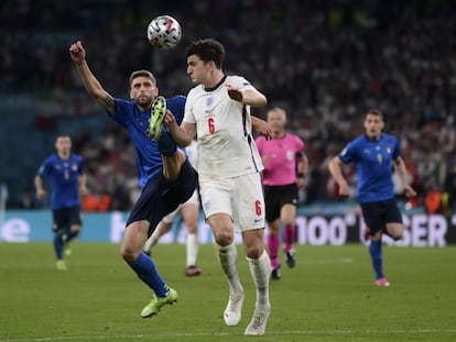 El italiano Domenico Berardi, a la izquierda, y el inglés Harry Maguire luchan por el balón durante la final de la Eurocopa 2020 en Wembley.