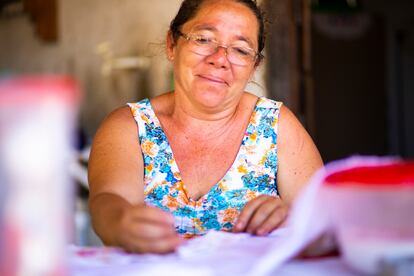 Marcinha faz peças de crochê desde a infância.