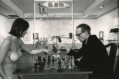 Babitz juega al ajedrez desnuda con Marcel Duchamp en 1963.