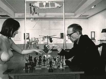 Babitz juega al ajedrez desnuda con Marcel Duchamp en 1963.