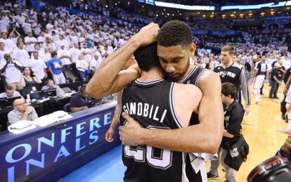 Duncan abraza a Ginobili tras clasificarse para la final de la NBA.