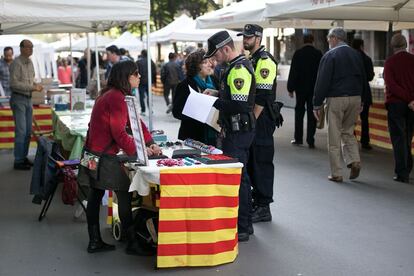 Agents de la Gurdia Urbana de Barcelona revisen els permisos dels botiguers.