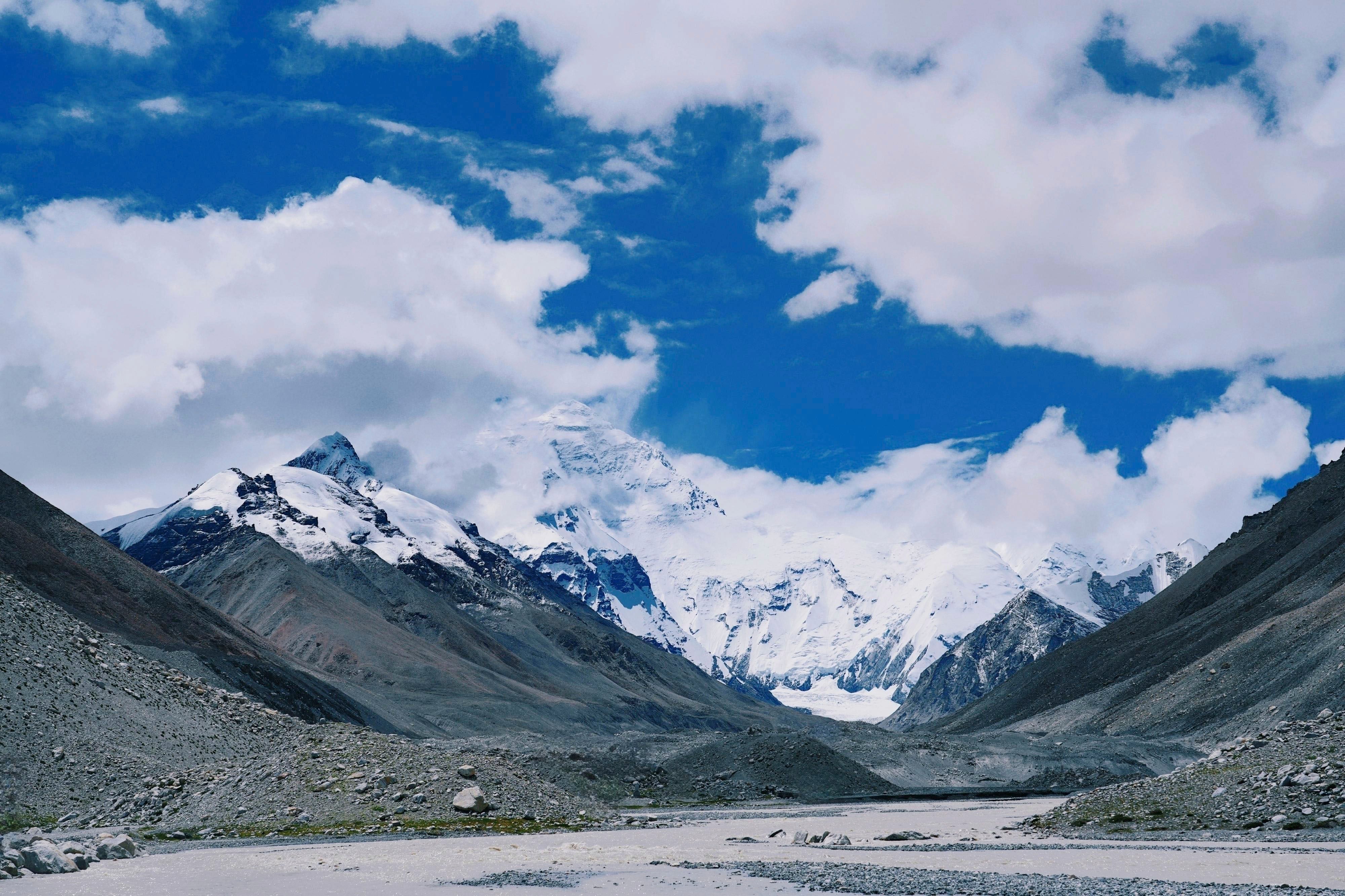 El Everest crece más que el resto de ‘ochomiles’ gracias a un río que aligera su peso