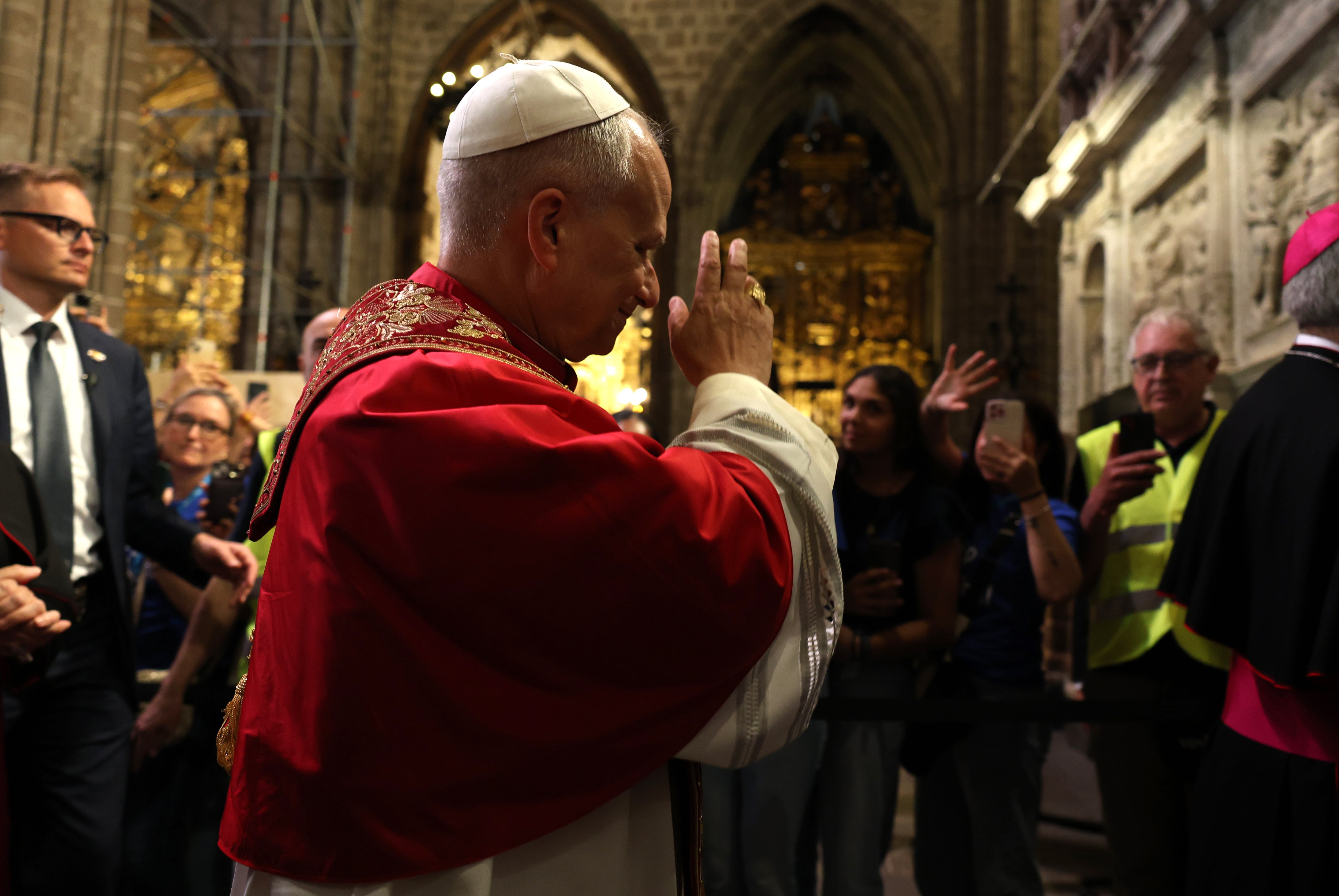 El Papa León XIV, durante el rezo en la Catedral de Barcelona. 
