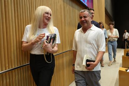 La agitadora cultural Topacio Fresh y el presentador y actor Jorge Javier Vázquez durante la inauguración de la jornada parlamentaria 'Educando en la diversidad' este jueves, en el Congreso.