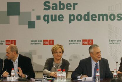 De izquierda a derecha, Rafael Velasco, Manuel Chaves, Petronila Guerrero, José Antonio Griñán y Luis Pizarro, ayer, en la última reunión de la ejecutiva.El Palacio de Congresos de Sevilla acogerá el cónclave.