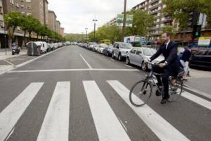 El alcalde de Vitoria, Javier Maroto, acude en bicicleta al acto de inauguracin del IV Congreso Internacional de Comercio Urbano celebrado en la capital vasca. EFE/Archivo