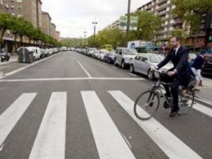 El alcalde de Vitoria, Javier Maroto, acude en bicicleta al acto de inauguración del IV Congreso Internacional de Comercio Urbano celebrado en la capital vasca. EFE/Archivo