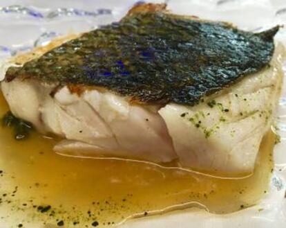 Lubina pescada por Artesans da Pesca y preparada en el restaurante Auga e Sal de Santiago de Compostela.