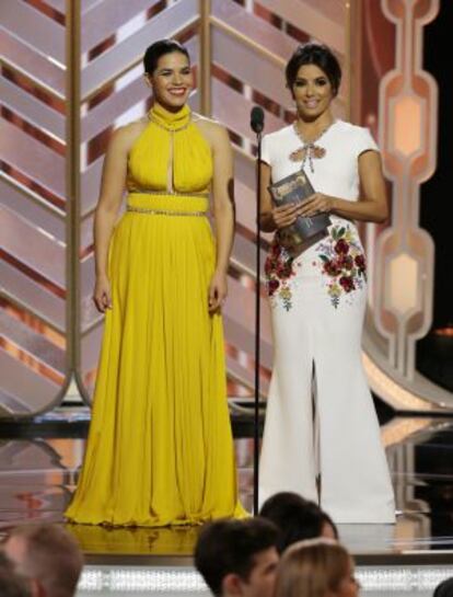 America Ferrera y, a la derecha, Eva Longoria, durante la gala de los Globos de Oro.