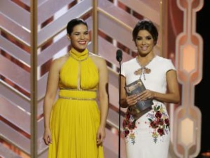 America Ferrera y, a la derecha, Eva Longoria, durante la gala de los Globos de Oro.