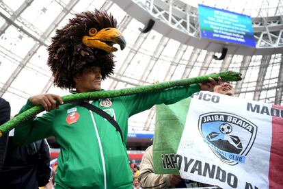 Un joven disfrazado en el estadio durante la inauguración.