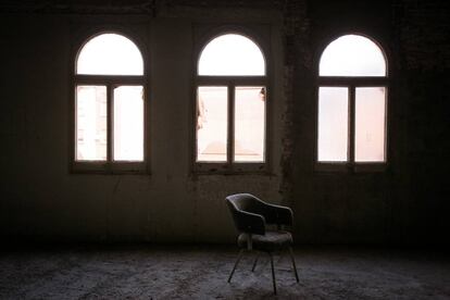 Una silla frente a unas de las ventanas de la casa de la Prensa.