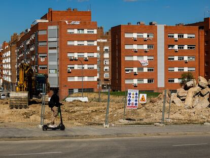 Obras del cantón ubicado junto a la calle de Juan Catalán, en septiembre de 2023.