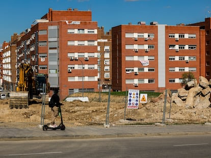 Obras del cantón ubicado junto a la calle de Juan Catalán, en septiembre de 2023.