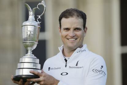 Zach Johnson posa con la Jarra de Clarete.