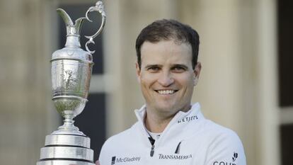 Zach Johnson posa con la Jarra de Clarete.