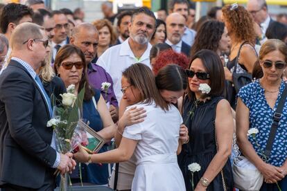 Familias de las víctimas mortales del atentado de La Rambla, este sábado en el acto de homenaje por el séptimo aniversario.