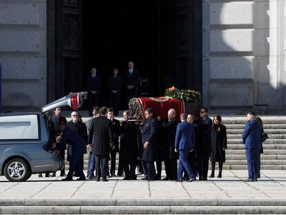 Familiares de Francisco Franco portan el féretro con los restos mortales del dictador tras su exhumación en la basílica del Valle de los Caídos, el 24 de octubre de 2019.