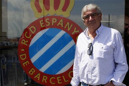 Daniel Sánchez Llibre, presidente del Espanyol, posa con el escudo del club a su espalda.