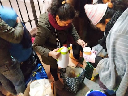Voluntarios y vecinos ofrecen café y llevan mantas a los refugiados que esperan a las puertas del Samur Social este jueves.