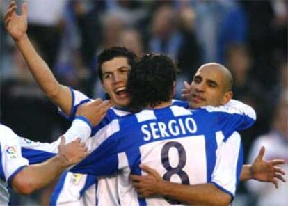 Luque recibe la felicitación de sus compañeros tras marcar un gol al Espanyol.