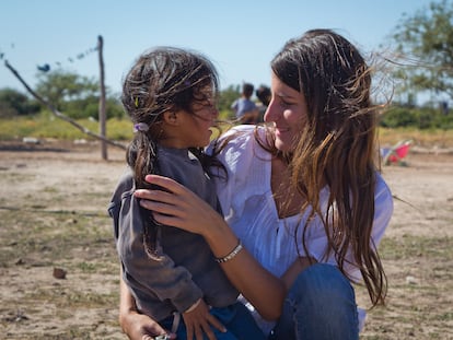 Catalina Hornos, psicóloga, pedagoga y fundadora de Haciendo Camino, con una niña de la ONG.