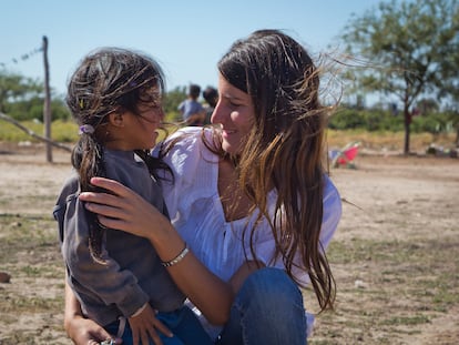 Catalina Hornos, psicóloga, pedagoga y fundadora de Haciendo Camino, con una niña de la ONG.