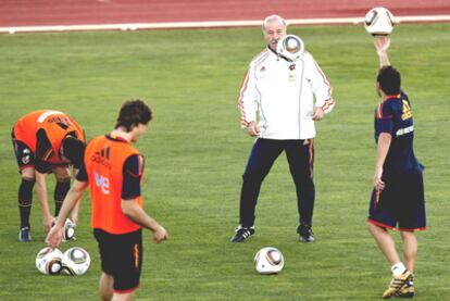 Vicente del Bosque y Cazorla juguetean con el balón, en presencia de Villa y Llorente, durante el entrenamiento de ayer.