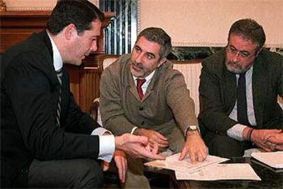 José María Michavila, Gaspar Llamazares y Luis Carlos Rejón, en la reunión de ayer en Justicia.